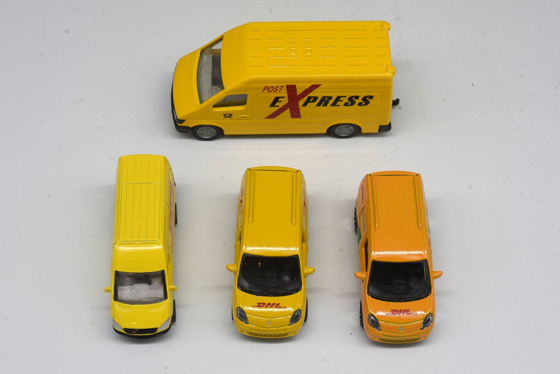 Siku Modellini d'auto: DHL Delivery Vans (Siku + Majorette) – Usato da Ostermundigen venduto da archeopteryx 4