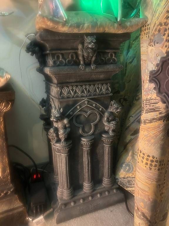 Skulpturen & Statuen: Gotische Säule (Tisch) mit Gargoyles – Gebraucht aus Zürich von samg00dy