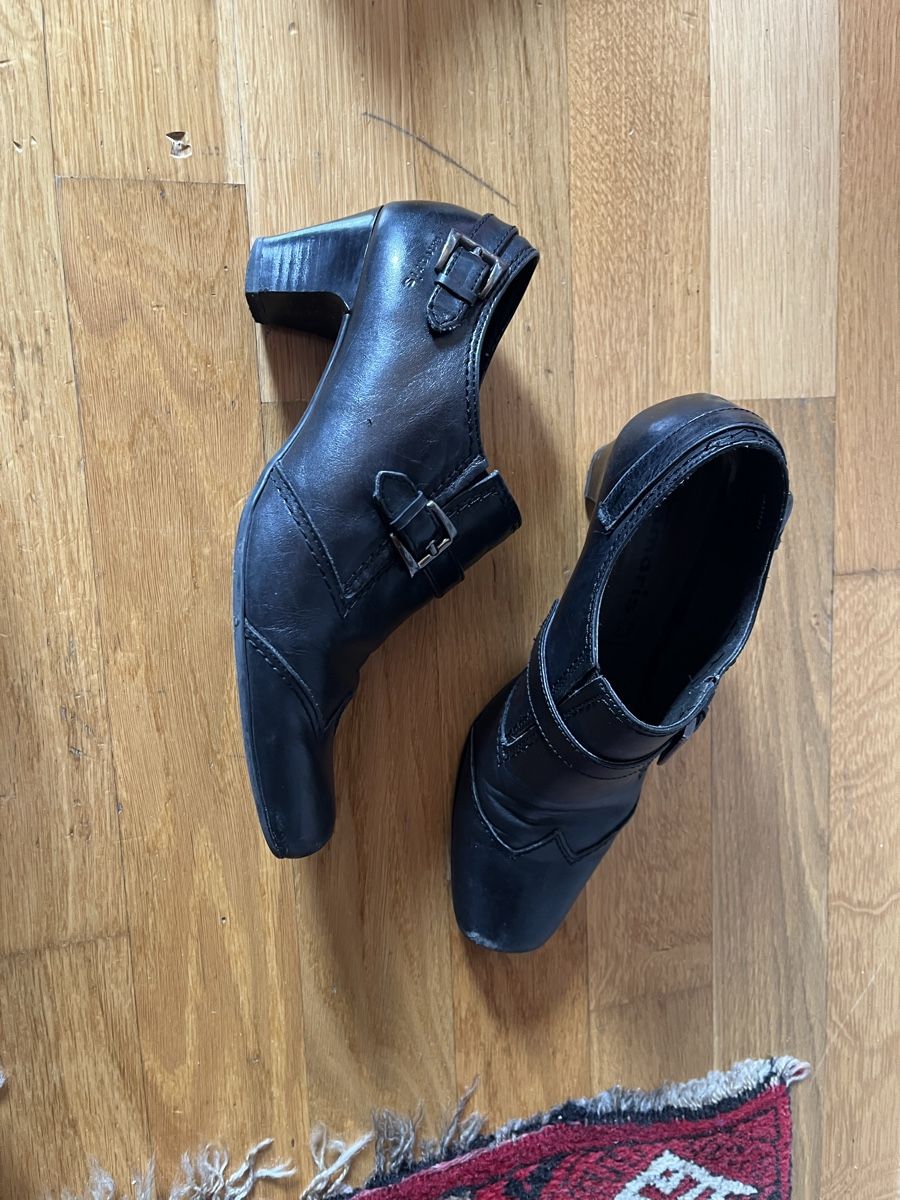 Tamaris Scarpe da donna: Tamaris Schwarze geschlossene Heels Boots – Usato da Biel/Bienne venduto da mary.sin
