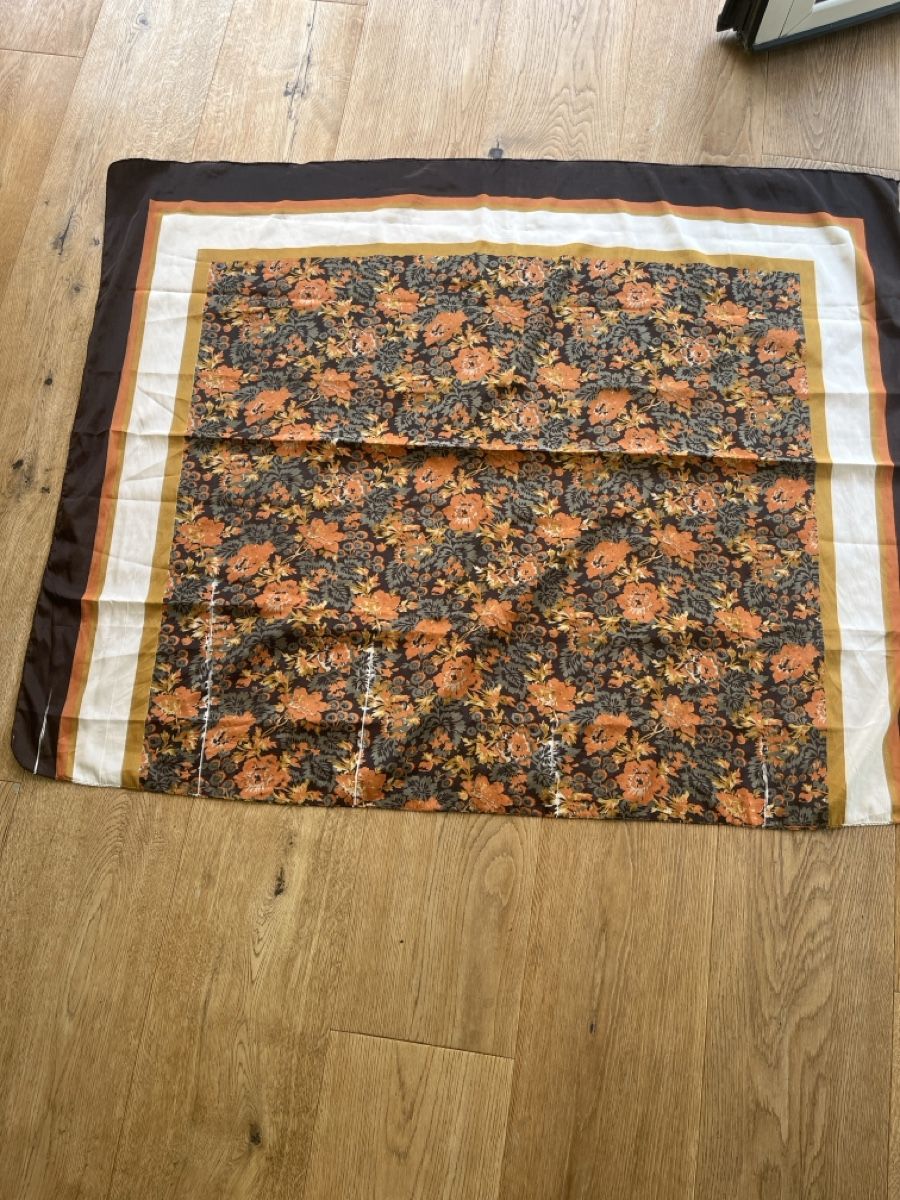 Foulards, Tücher & Schals: Damen Halstuch mit Blumenmuster braun – Gebraucht aus Effretikon von erbaeff