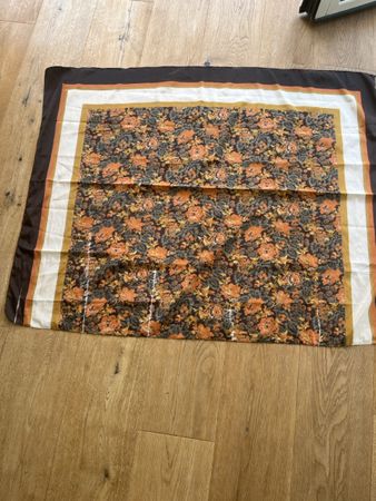 Damen Halstuch mit Blumenmuster braun Grösse ca. 70x70cm