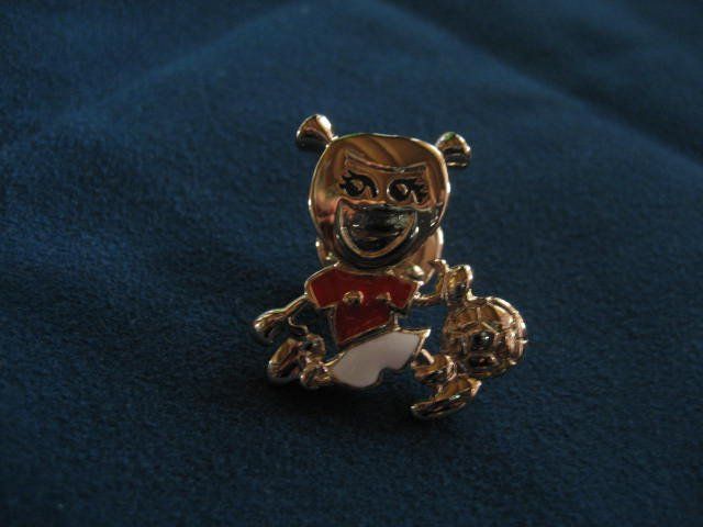 Placchette & Badge: Pin's doré foot Pierre Lang, neuf – Nuovo e nell'imballaggio originale da Delémont venduto da marryb