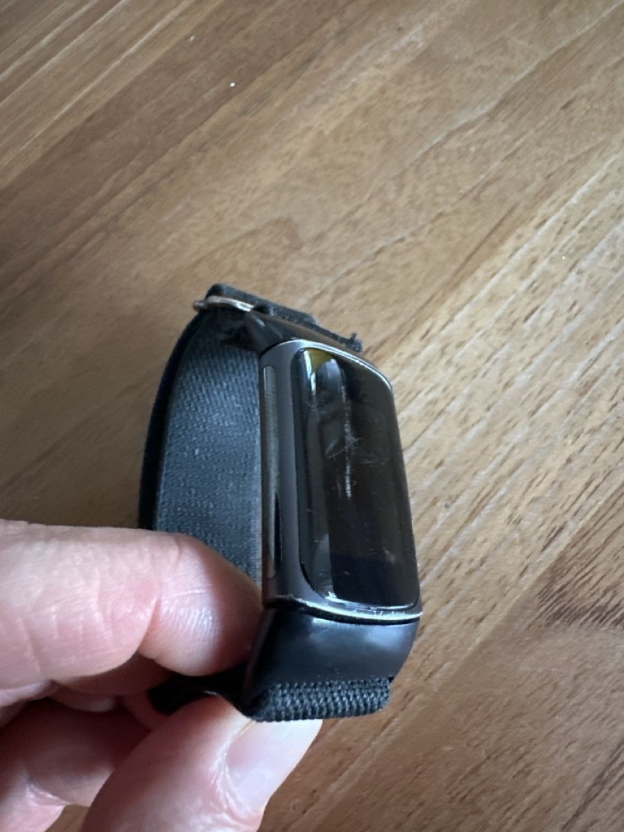 Fitbit Smartwatch: Fit Bit Uhr  – Défectueux à Auslikon par Kaede4 3
