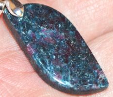 Anhänger L-5969 – Rubin Kyanit Cabochon ca. 30x13mm