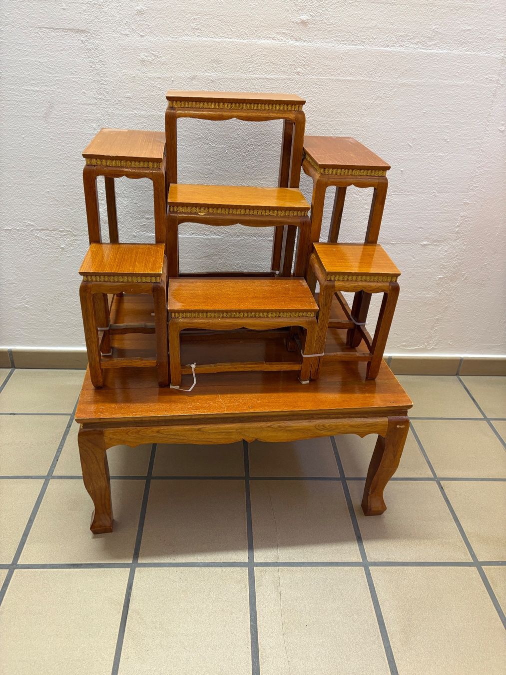 Set di tavolo e panche: Thailändischer Buddha Altar (Hausaltar) – Usato da Winterthur venduto da livianina 2