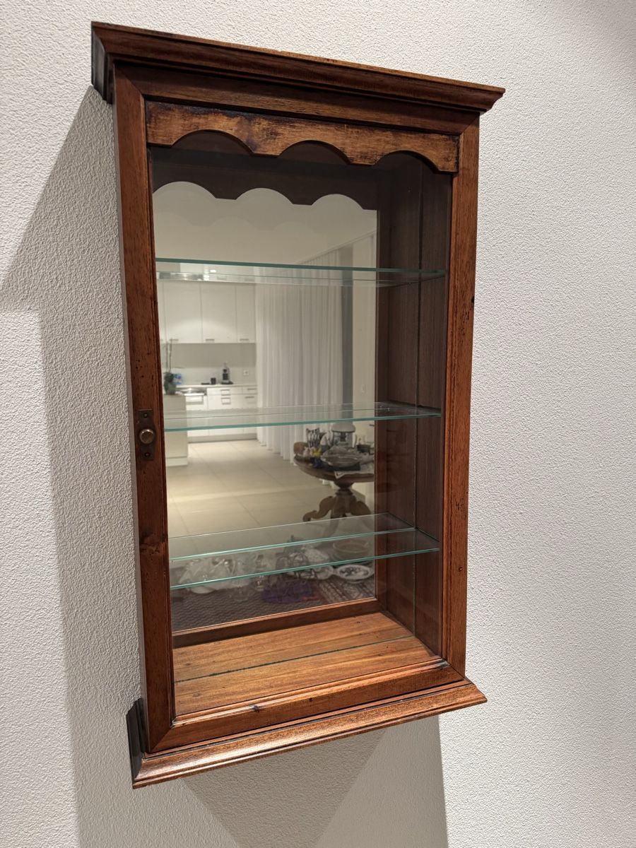 Vitrinen: Wand-Vitrine antik mit Spiegel – Gebraucht aus Zug von mame73 1
