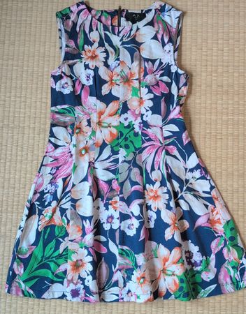 Sommerliches Kleid mit Blumenmuster, Grösse 10 (38), neuwert