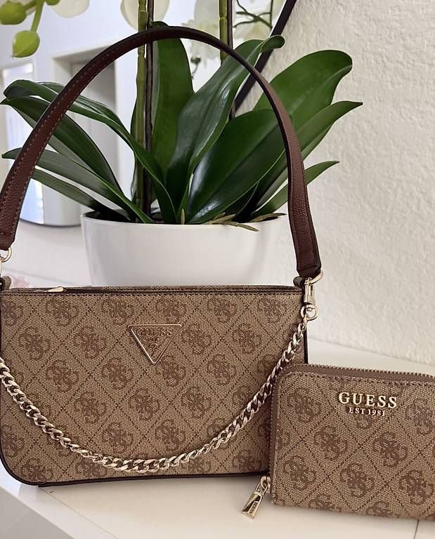 Borse da donna: Guess Handtasche mit Portmonee  – Usato da Zollikofen venduto da noa_gw5d