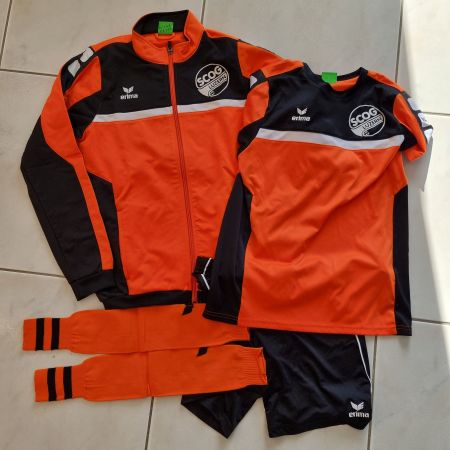 Tolles Fussball-Trikot-Jacke-Hose- und Stülpen Gr. 164