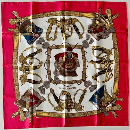 Superbe foulard HERMES-Paris "Grand Uniforme" 1999, avec box