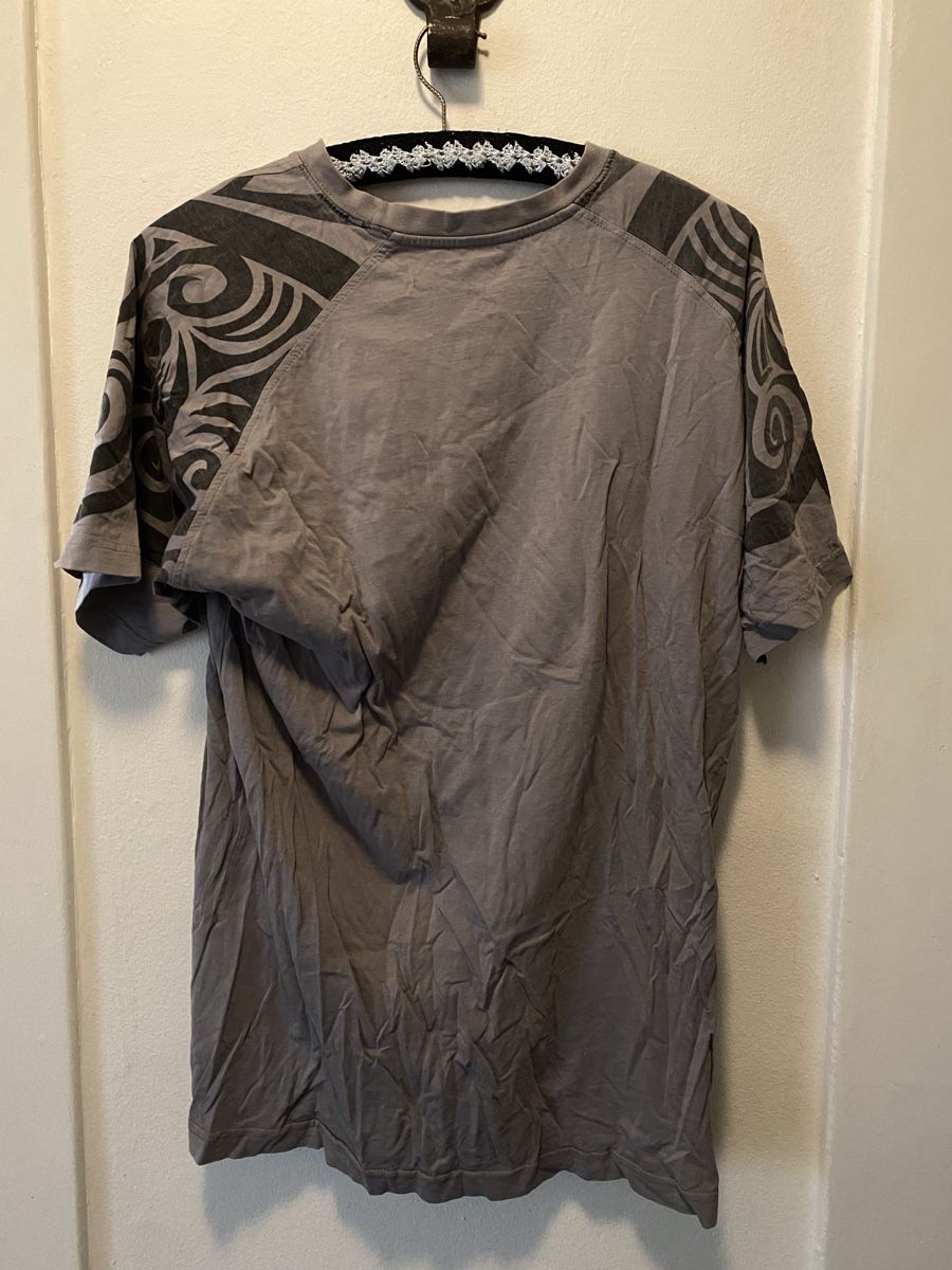 T-shirt: Tribal muster t-shirt – Usato da bern venduto da lee.vi.vi 1
