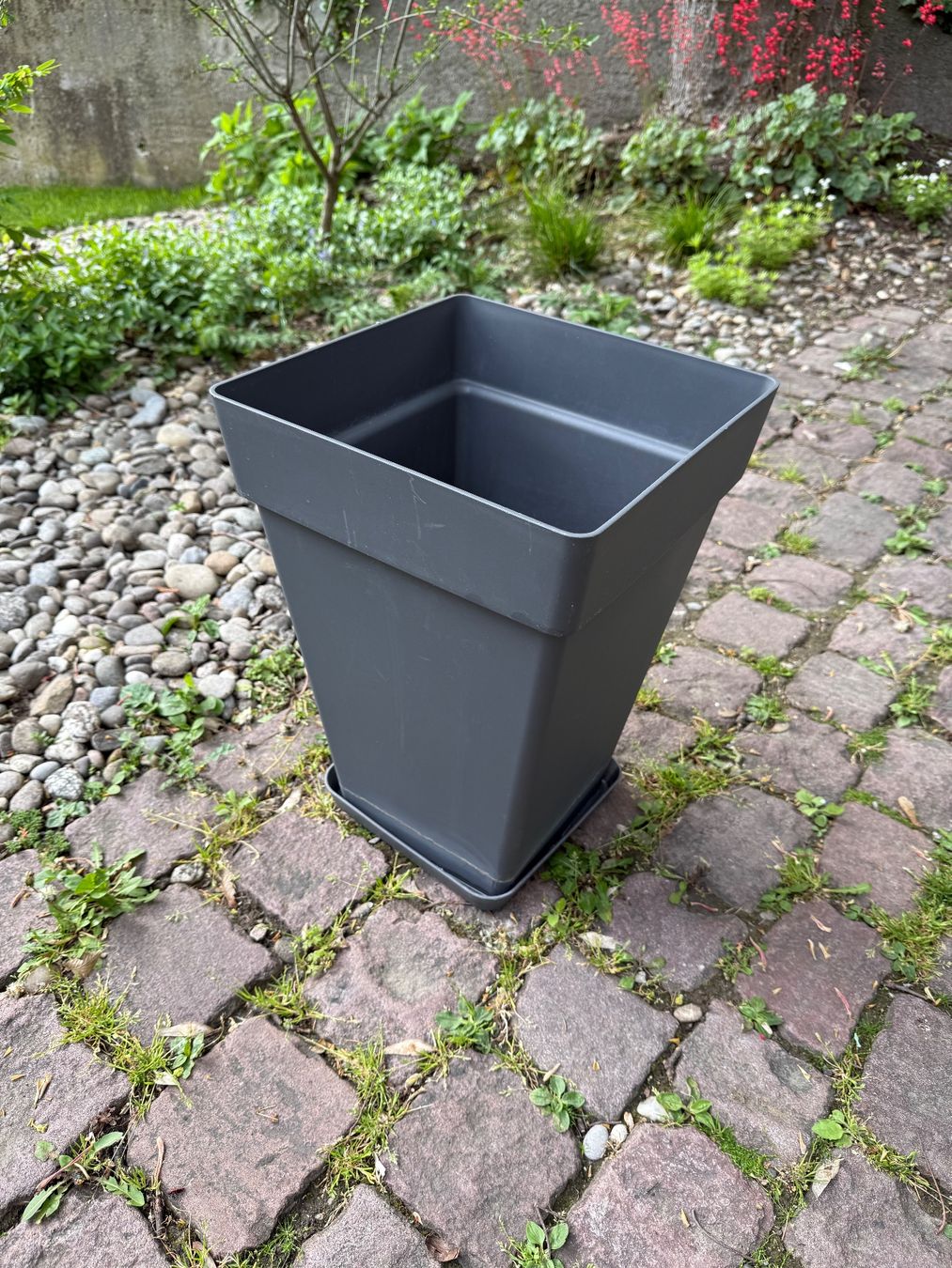 Vasi per fiori: elho loft urban eckig hoch 30cm anthrazit + Untersetzer – Usato da Basel venduto da ZBSL