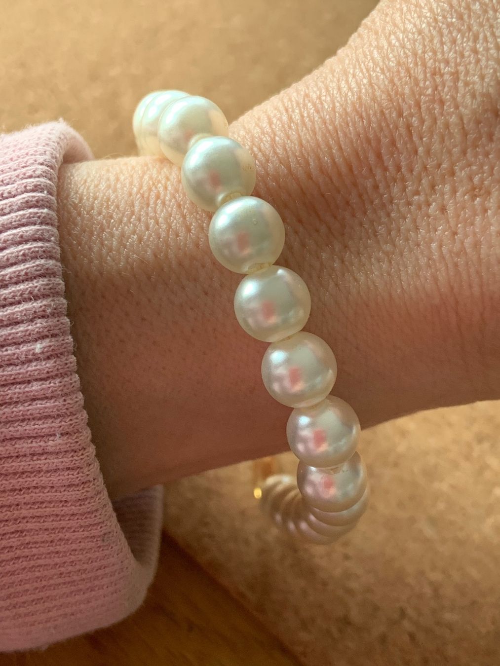 Armbänder & -reifen: Perlen-Armband weiss grosszügig – Gebraucht aus Laufen von Bellavitaboom 1