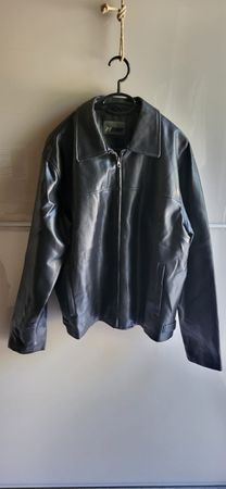 Diese schwarze Kunstlederjacke