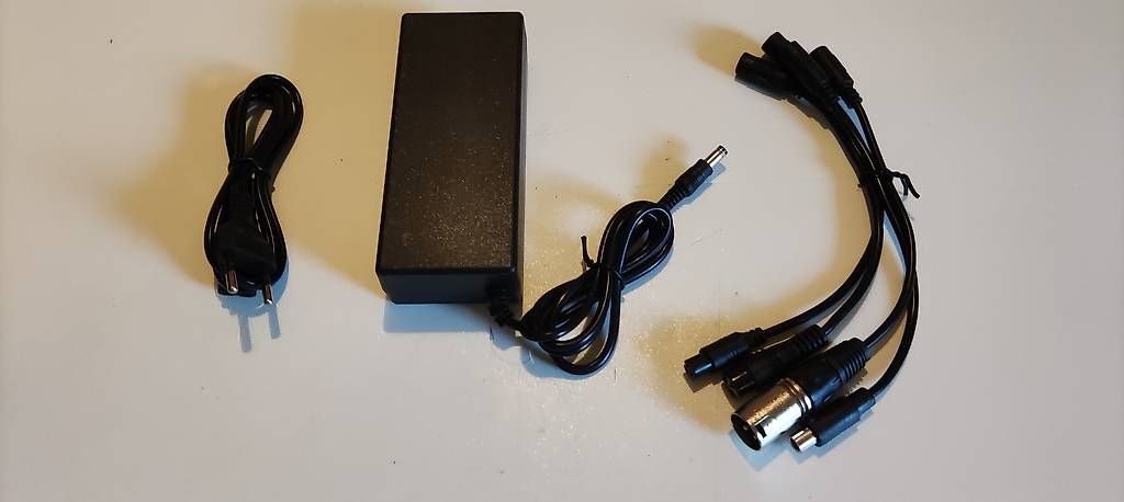 Kickboard: E Scooter Ladegerät 36 V 2A mit 4 Adapter Neu! – Nuovo e nell'imballaggio originale da BASEL venduto da E-Bro.Electro