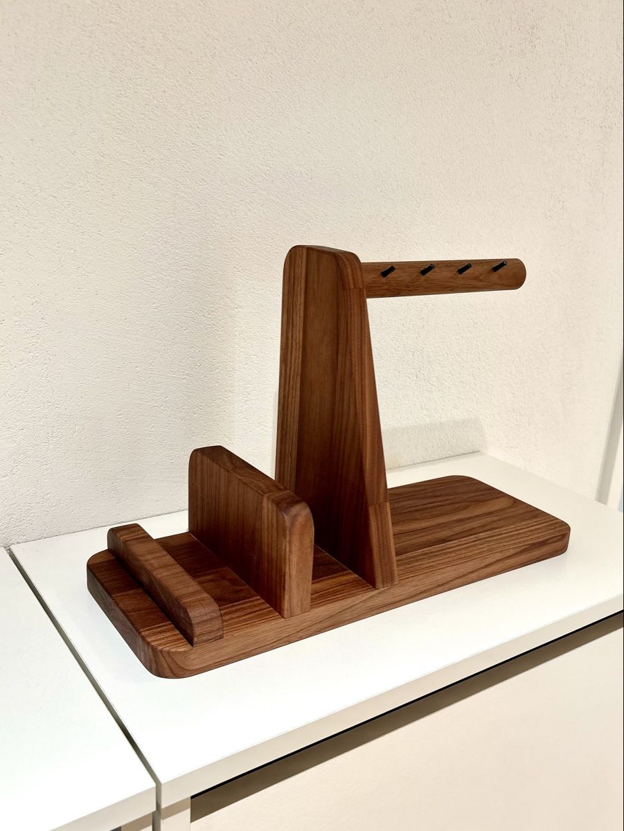 Supporti a parete: Handgefertigter Eingangsbereich Organizer aus Nussbaum – Nuovo (secondo la descrizione) da Suhr venduto da Haptik-Moebel-Design 2
