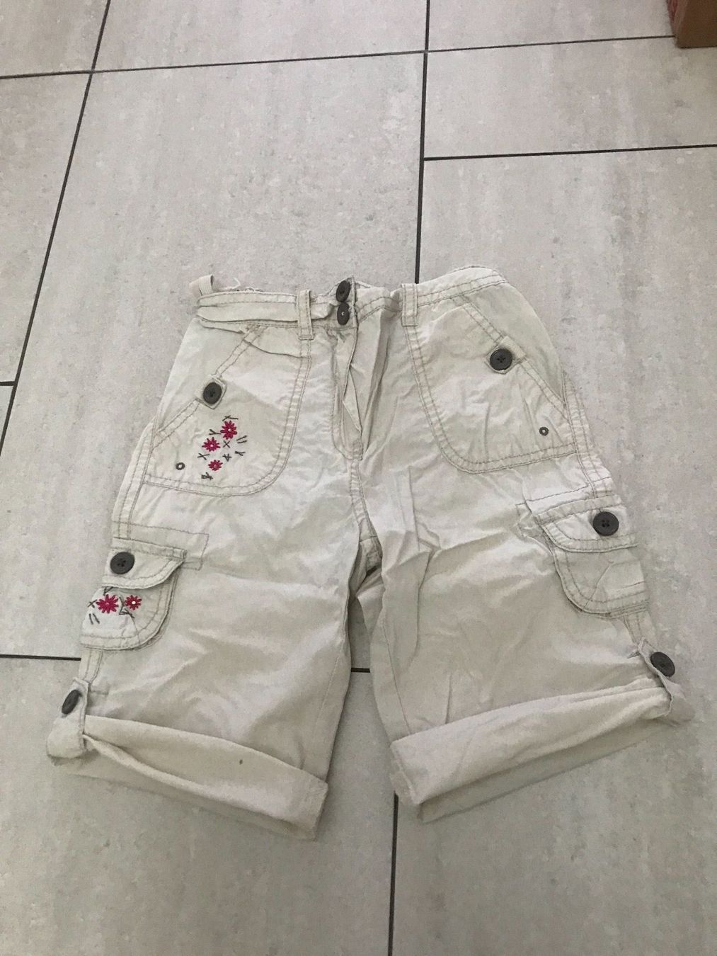 Pantaloni: Mädchen Shorts beige Gr.104-116 – Usato da Wädenswil venduto da JJ15