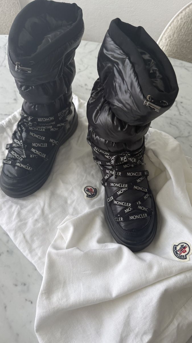 Moncler Scarpe da donna: Stivali  – Nuovo (secondo la descrizione) da Winterthur venduto da ira_fwl6 3