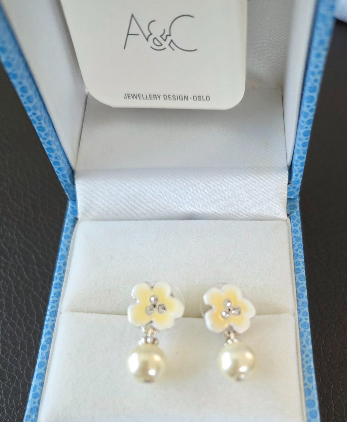 Orecchini pendenti & Orecchini a lobo: A&C Ohrstecker mit Blumen & Perlenoptik - neu – Nuovo e nell'imballaggio originale da Uetikon am See venduto da Springdream 3