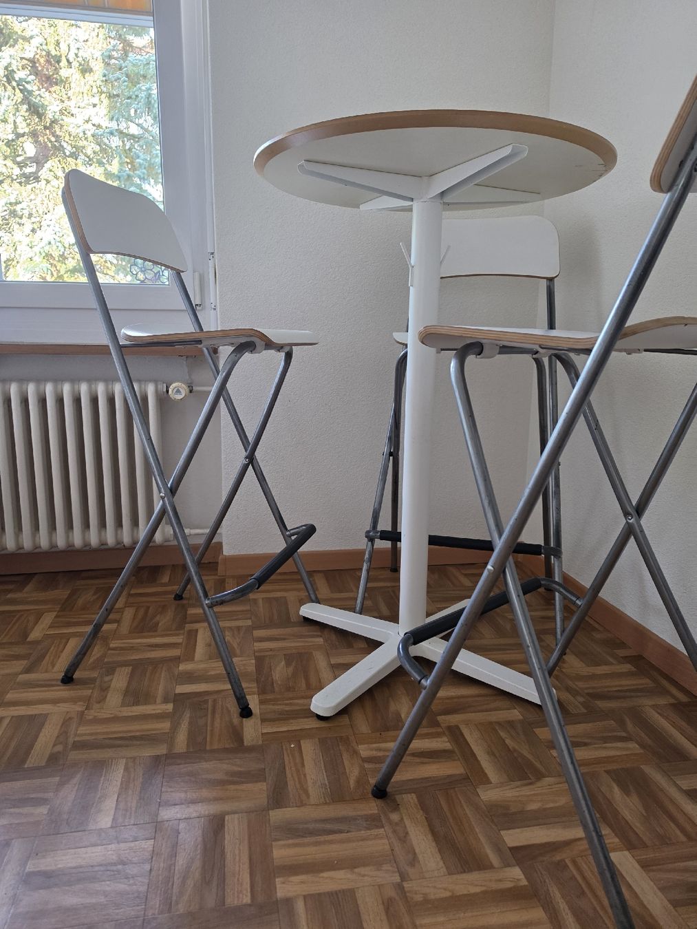Set de table et chaises: Ensemble table et 3 chaises pliantes blanc  – D'occasion à Port par Car_hq52 1