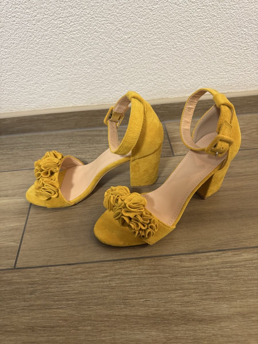 Scarpe da donna: Sandali gialli nr. 38 – Nuovo (secondo la descrizione) da Claro venduto da kel_v7dj