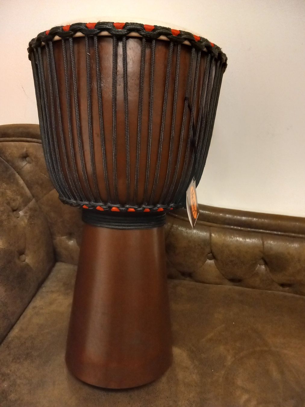 Strumenti musicali: Djembe Höhe 60cm; Durchmesser 30 cm - NEU – Nuovo (secondo la descrizione) da Zwillikon venduto da Ufo7 1
