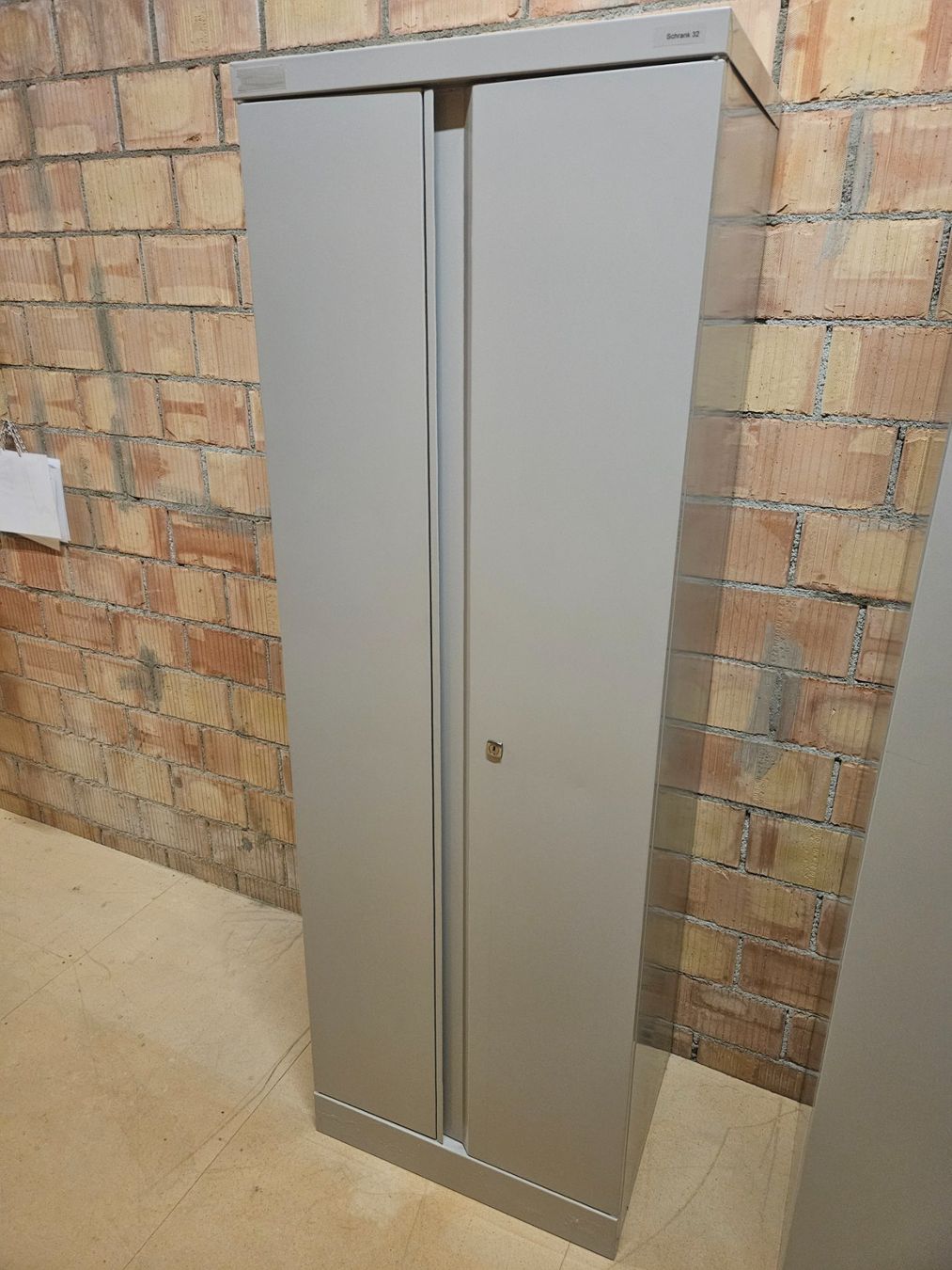 Armadi: Robuster Metallschrank / Garderobenschrank – Usato da Rüti ZH venduto da looren94 1