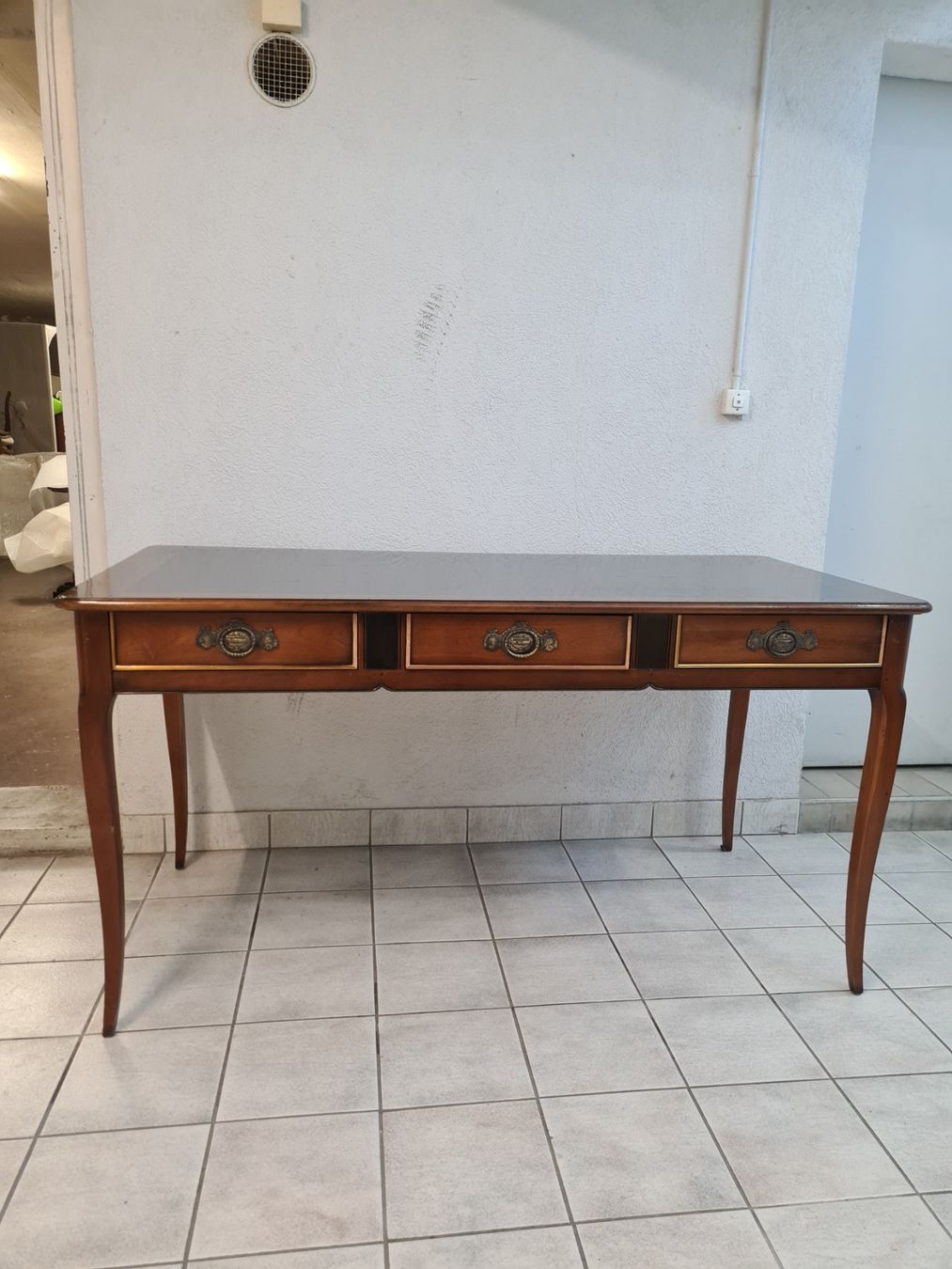Schreibtische: Bureau VIII la vitre dessu et endommager – Gebraucht aus Monthey von 187-zeroo 3