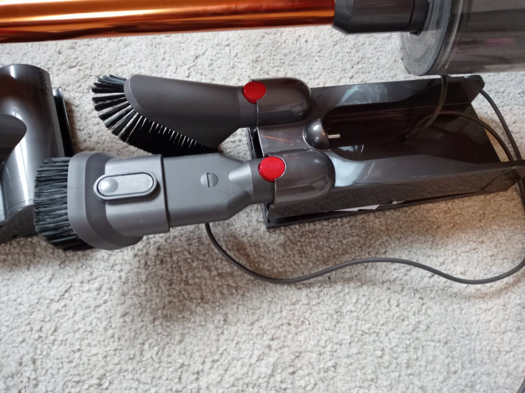 Dyson Aspirapolveri & Accessori: Dyson V10 Staubsauger – Usato da Prez-vers-Siviriez venduto da Monija70 1