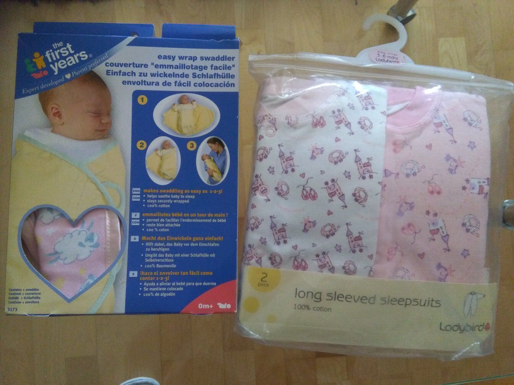 Pyjamas & Ähnliches: Set 2 Strampler (sleepsuits) & Decke – Neu und originalverpackt aus Pfaffhausen von mai2002