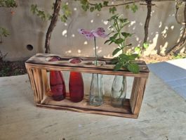 Porta fiori in legno con 4 bottiglie portavasi