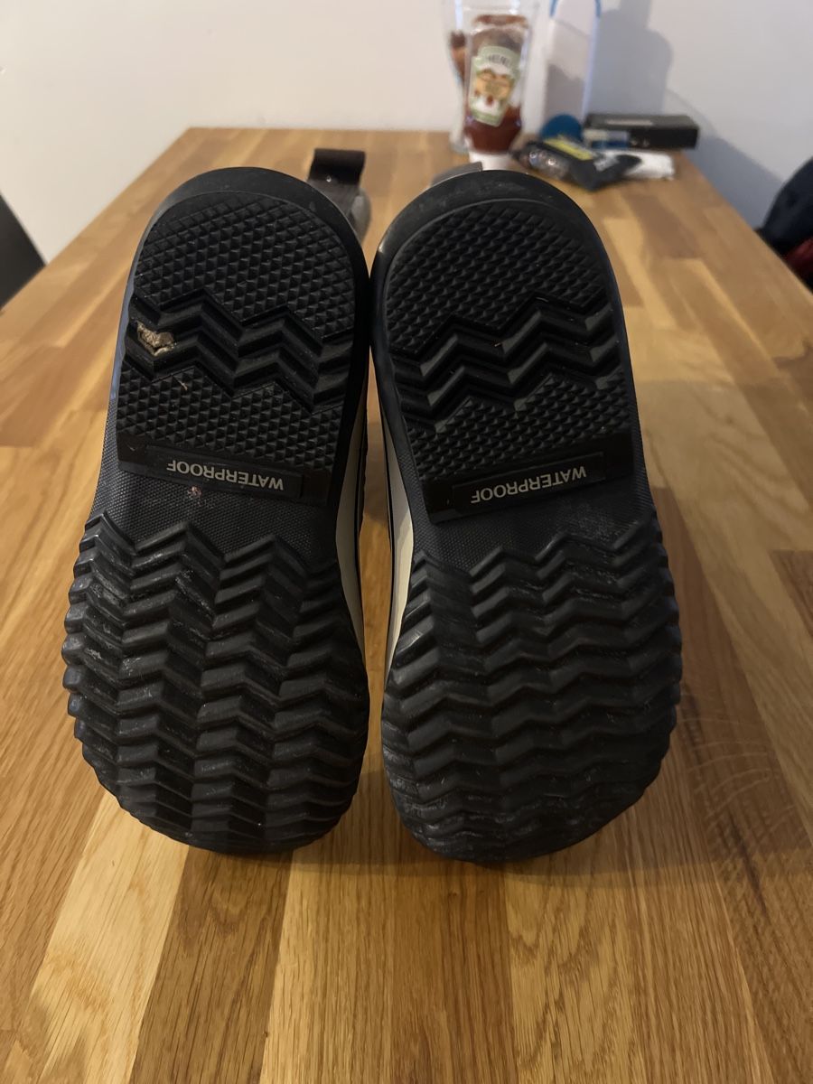 Scarpe da donna: JOLIE BOTTE CHAUDE SOREL – Usato da Brügg BE venduto da traindenuit 2