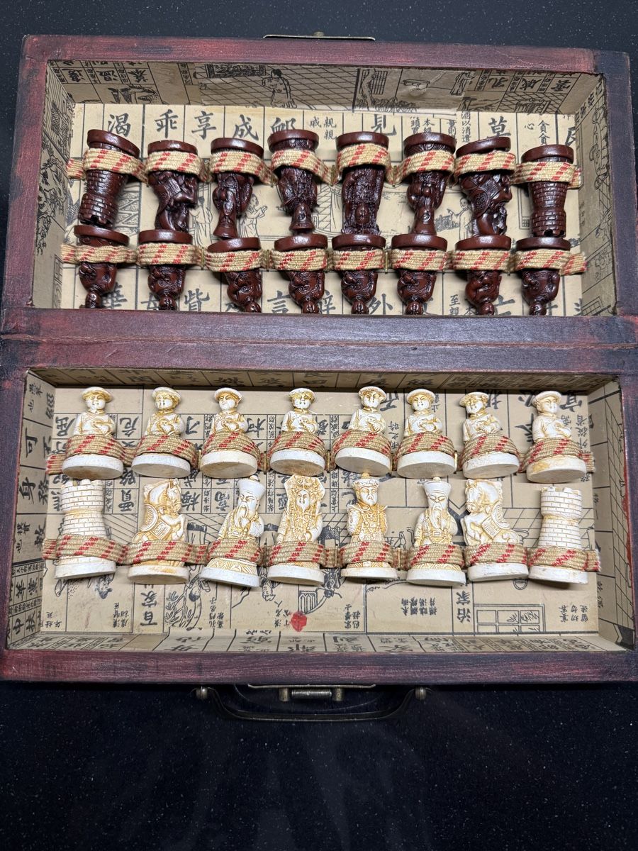 Giochi: Scacchiera in legno con figure orientali – Usato da Cadenazzo venduto da Taty77 1