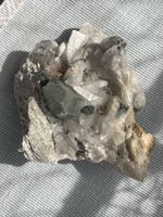 Mineralien-Stufe mit graugrünen Kristallen – Sammler