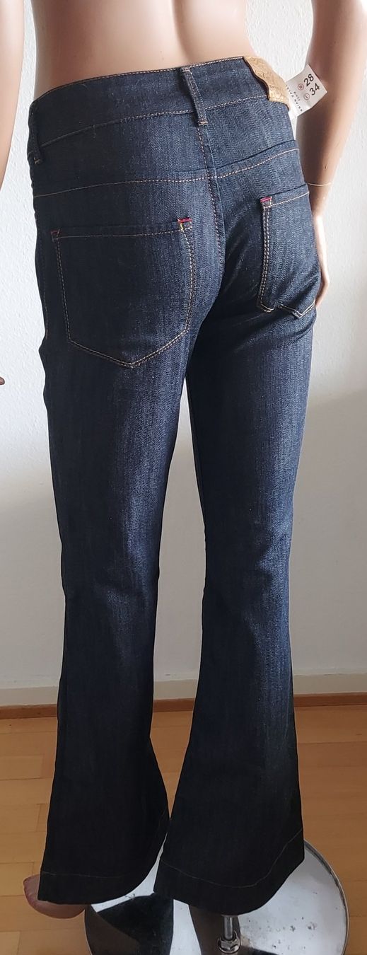 Jeans: Neue dunkle Jeans Schlaghose, Gr. 28/34 – Nuovo e nell'imballaggio originale da Basel venduto da Mazzo84 1
