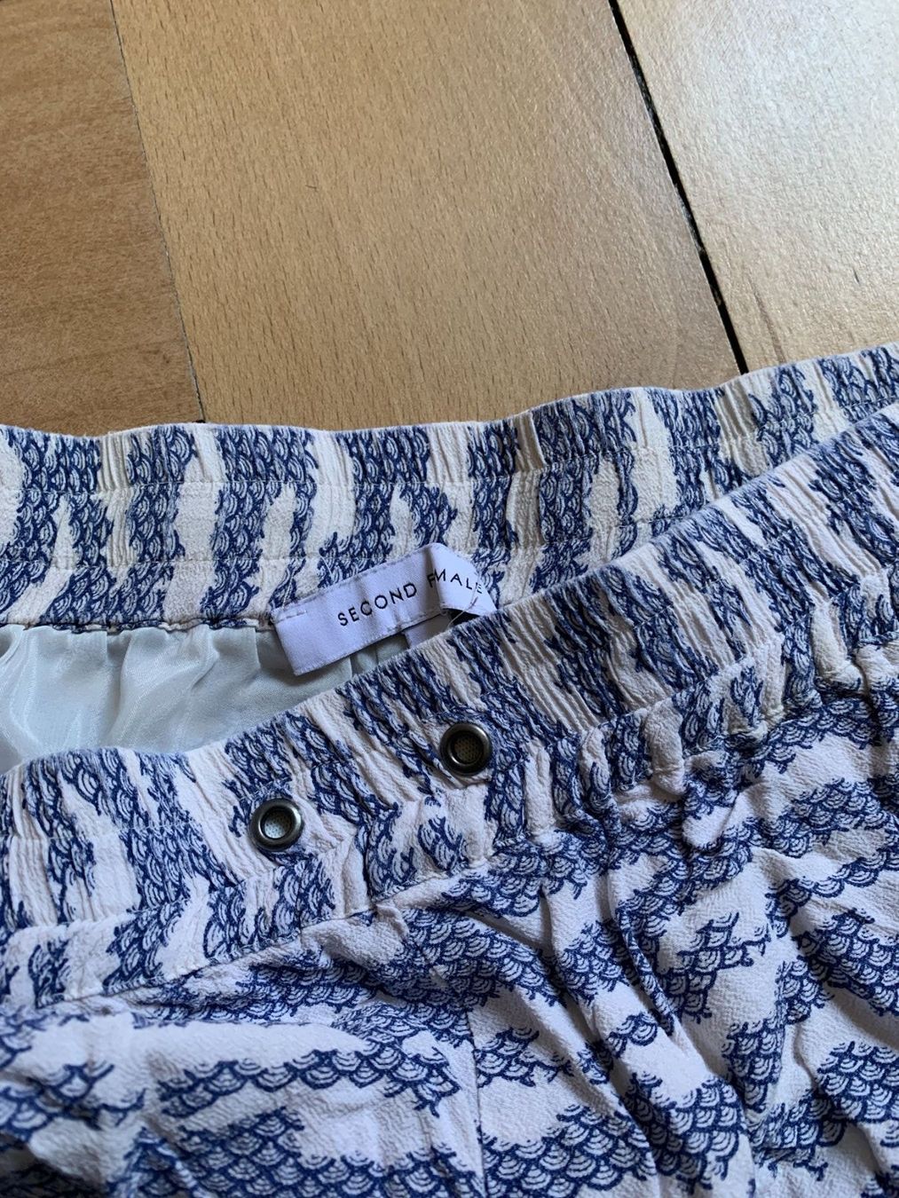 Pantaloni: SECOND FEMALE - Shorts blau-weiss gemustert S – Usato da Zürich venduto da Diazaio 1