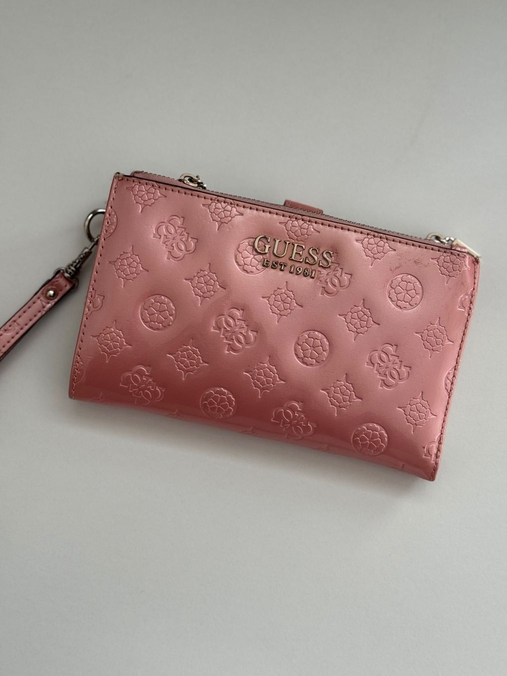 Guess Portemonnaie: Rosa Guess Geldbörse mit Muster – Gebraucht aus Rain von tan_karim