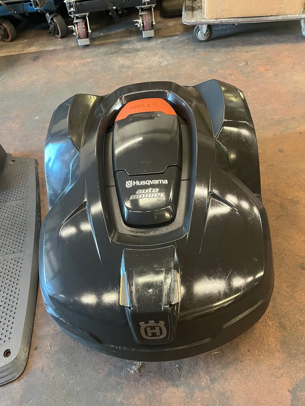 Husqvarna Tagliaerba: Husqvarna Automover 320 – Usato da Stüsslingen venduto da Shoebby_tools