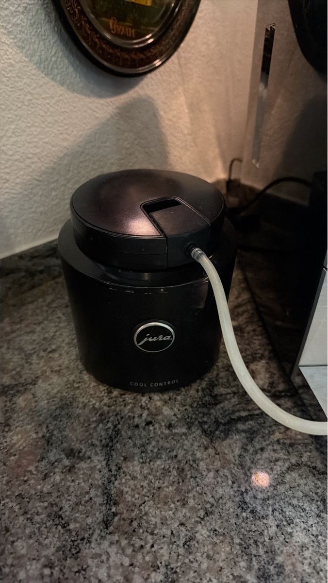 Jura Macchine per caffè & Macchine per espresso: Jura Cool Control Milchkühlbehälter – Usato da Heimiswil venduto da Mad2mad