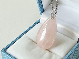 Tropfenanhänger aus Natur-Rosenquarz mit Silberkette 925