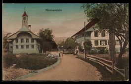 AK Blumenstein, Schulhaus, Straßenpartie mit Turmgebäude