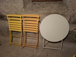 Gemütliches Garten-Set: Runder Metalltisch & 4 Stühle
