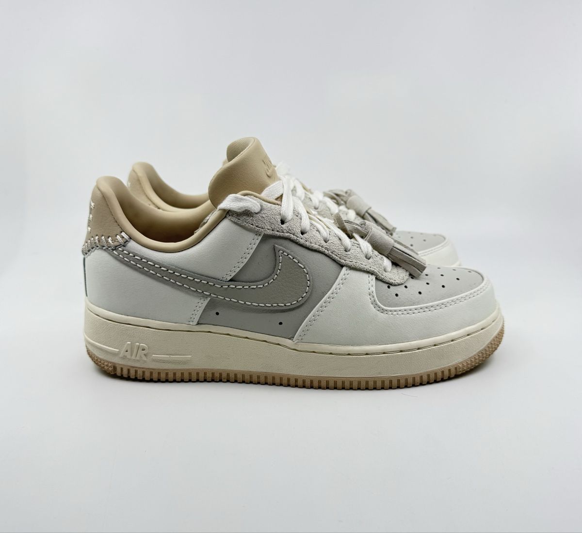 Nike Scarpe da donna: Nike Air Force 1 Low Light Bone Suede Tassels Gr.38,5 – Usato da Herisau venduto da Seyashop1 1