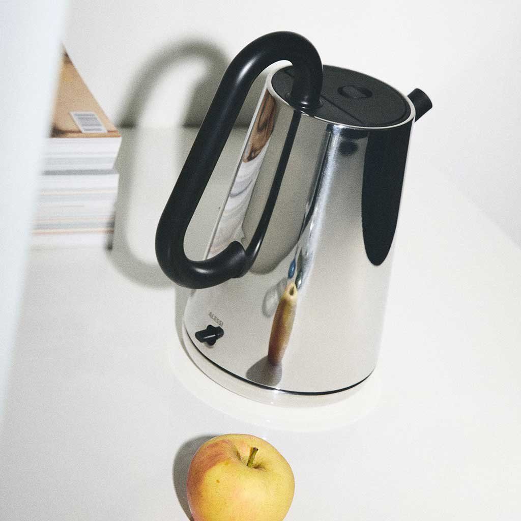 Alessi Bollitori: Alessi Toru Wasserkocher Kettle 1.7L – Nuovo e nell'imballaggio originale da Zürich venduto da VanJensen
