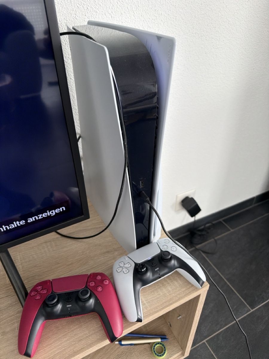 Sony Consoles: PS 5 mit zwei Controller – D'occasion à Schindellegi par Msteini93