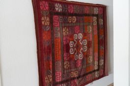 Handgearbeiteter Wollteppich als Wandteppich