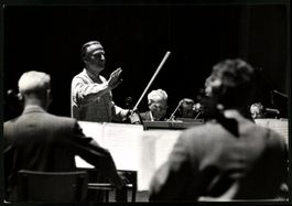 Fotografie Yehudi Menuhin als Dirigent m