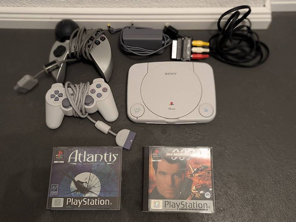 PS One mit 2 Spielen und 2 Controller (Gebraucht) in Uebeschi für CHF ...