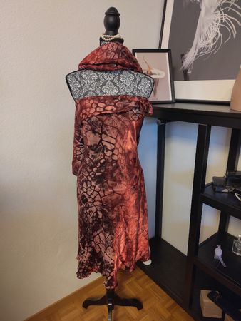 Festliches Bandeaukleid mit Stola