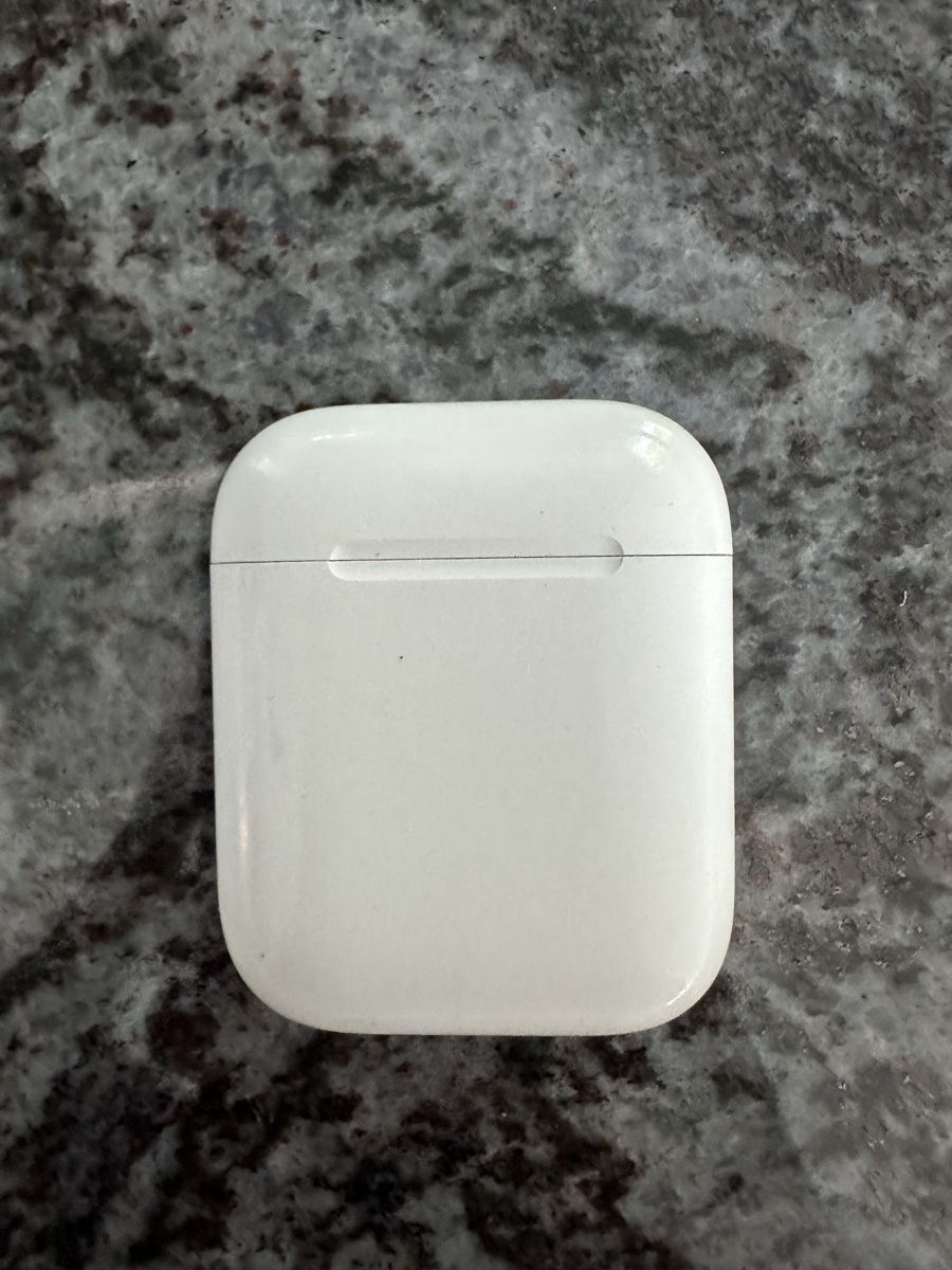 Apple Kopfhörer: Apple AirPods Ladecase und Ohrhörer – Gebraucht aus Chur von Monbijou26